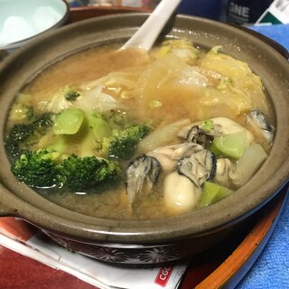 牡蠣とブロッコリーのコンソメ鍋